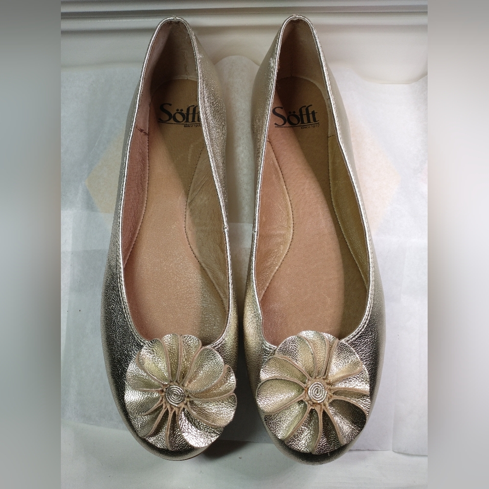 Sofft Gold Flower Flats Size 8